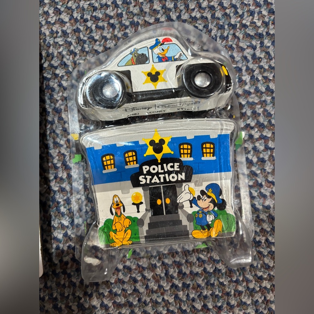 Mickey Mouse Clubhouse wooden police car & police station set. Melissa and Doug. - Picture 6 of 7